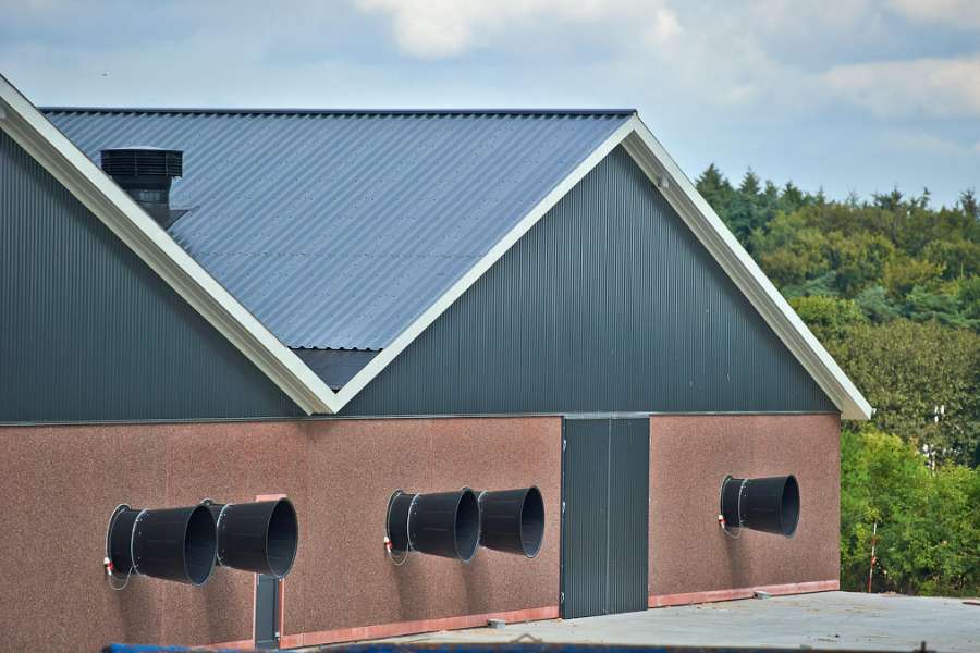 Große Dachflächen aus Trapezprofilen von DS, Saksagervej 1, 9670 Vrå